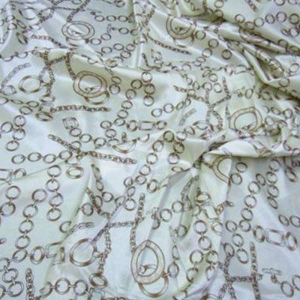 Атлас стрейч молочно-бежевый с цепями ш.120