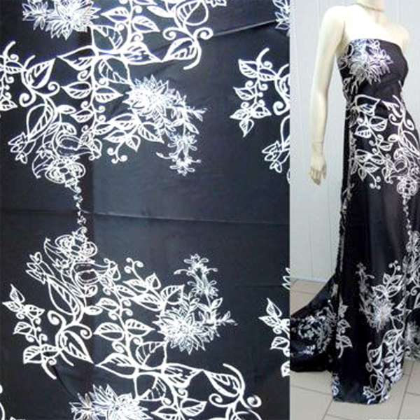 Атлас стрейч черный в белый цветочный орнамент ш.150