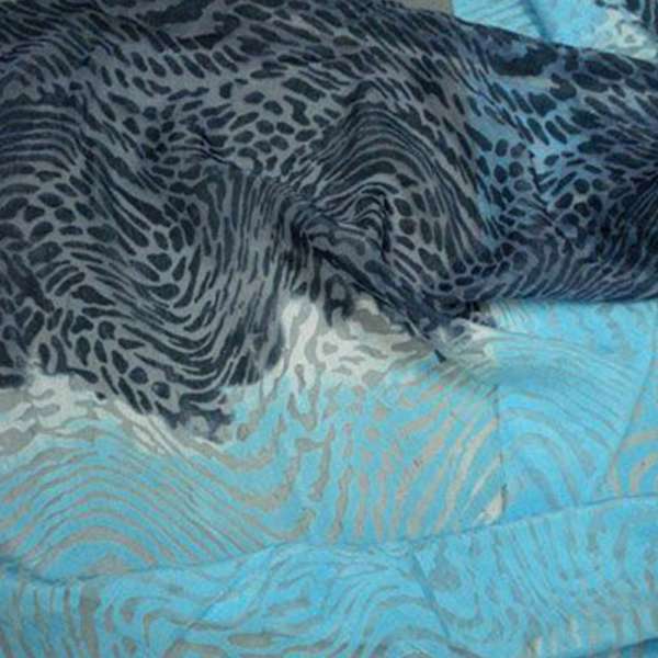 Віскоза костюмна блакитна набивна з темно-синім купоном в абстрактний малюнок, ш.150