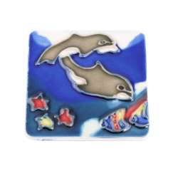 Магнит сувенирный керамика глазурь 6 х 6 см дельфины под водой