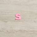 Пришивной декор буква S розовая, 25мм
