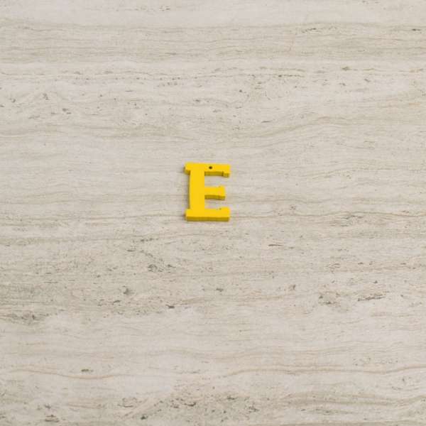 Пришивной декор буква E оранжевая, 25мм