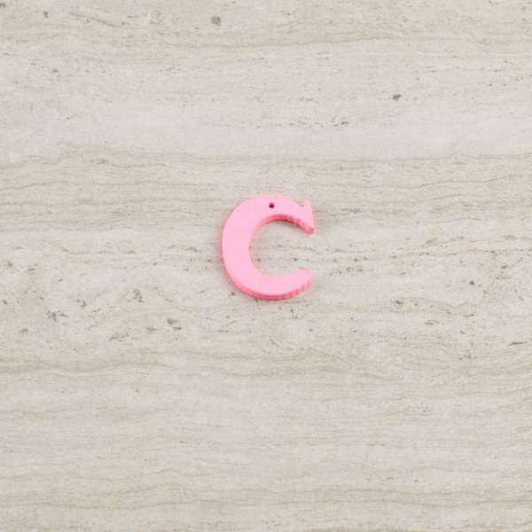 Пришивной декор буква C розовая, 25мм