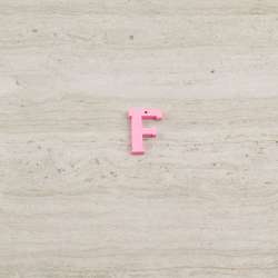 Пришивной декор буква F розовая, 25мм