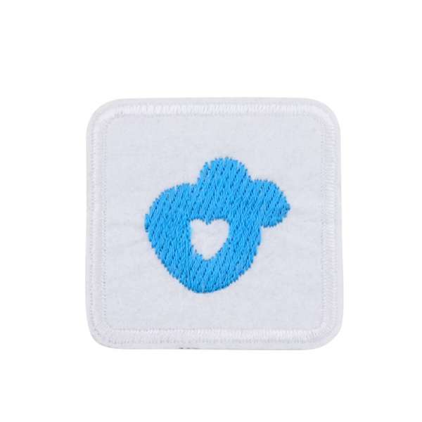 Термоаппликация Квадрат с сердцем голубым 45х45мм белый