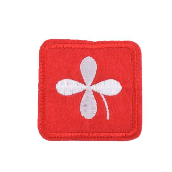 Термоаппликация Квадрат с лепестком белым 45х45мм красный