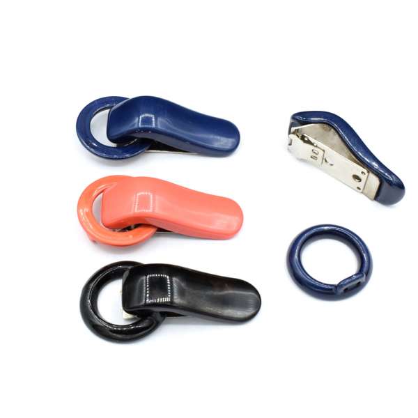 Крючок шубный пластик 70х35мм 3 цвета