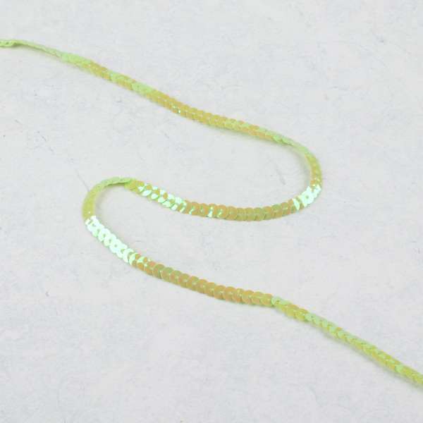 Тесьма-чешуя в один ряд на нитке 3мм салатовая