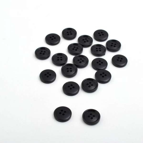 Пуговица черная 15мм на 4 прокола (1003)