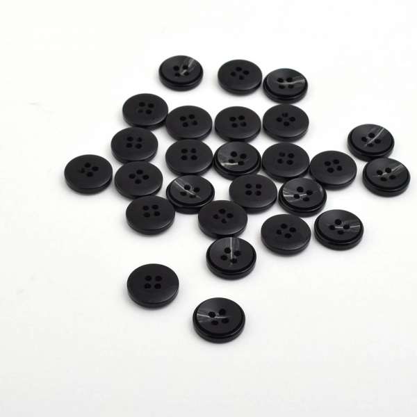 Пуговица черная 15мм на 4 прокола (1006)