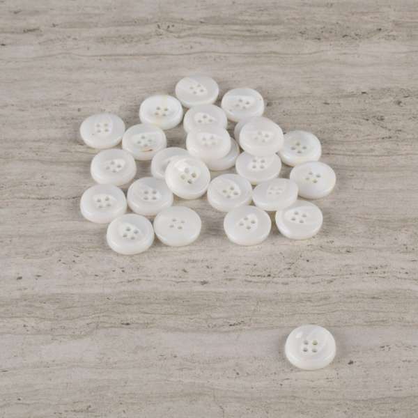 Пуговица белая 12мм 4 прокола