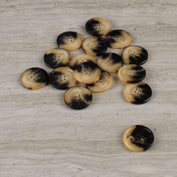 Пуговица бежево-черная 30мм 4 прокола